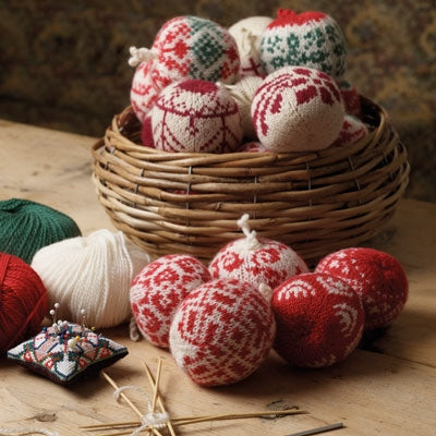 Arne and Carlos 65 New Christmas Balls to Knit Pattern Book (English)