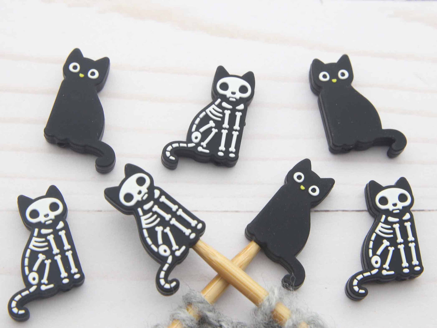 Fox & Pine Stitches - Chat Squelette | Bloque-Mailles