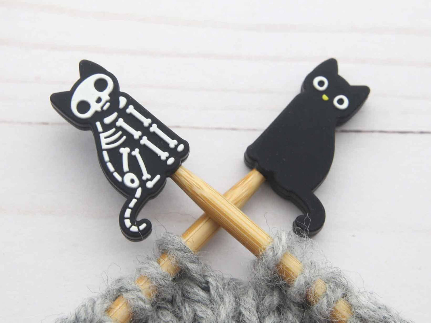 Fox & Pine Stitches - Chat Squelette | Bloque-Mailles
